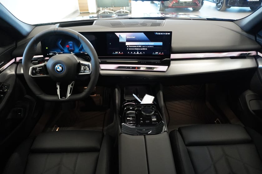 Bild 2 av BMW 530e xDrive Touring M Sport Business Ed Drag DA Pro H K