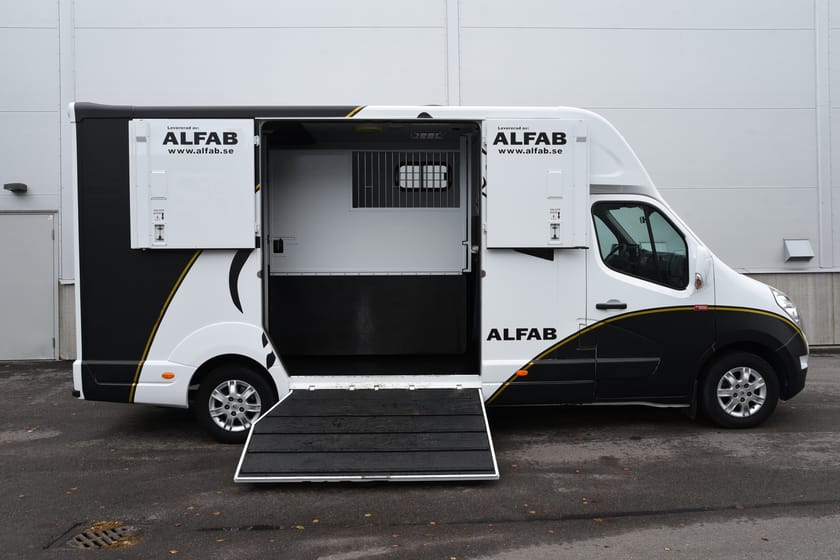 Bild 1 av Renault Trucks Master Chassi 3.5t ALFAB Hästtransport B-körkort FWD/Drag/Backkamera/Navigation