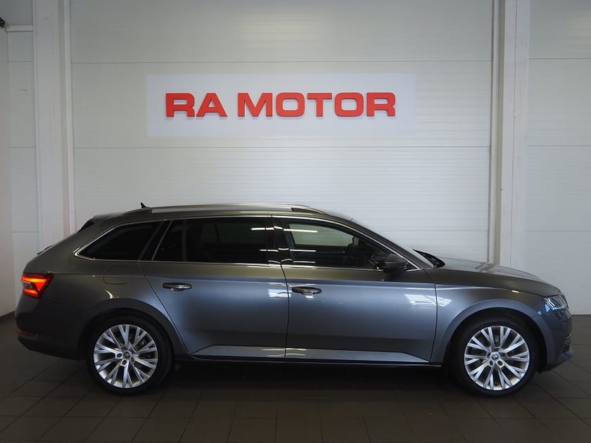 Bild 4 av Škoda Superb iV Kombi Skoda 1.4 TSI 218hk Style | Drag | Värmare | Cockpit |