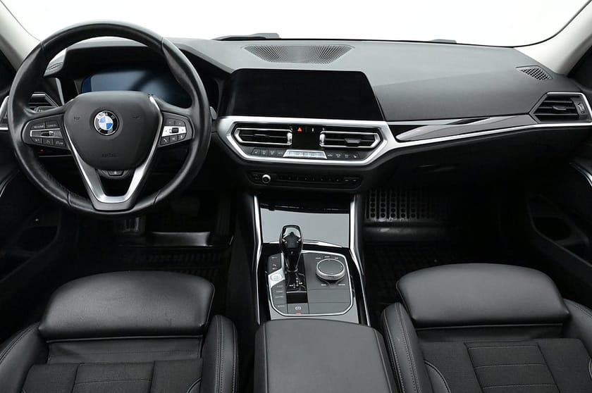 Bild 5 av BMW 330e Sedan Cockpit Farthållare Rattvärme Värmare Navi