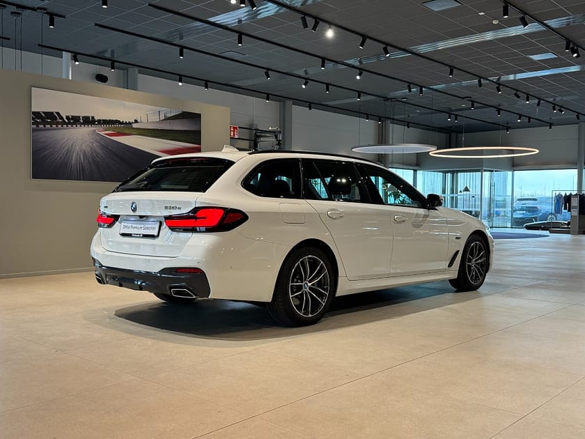 Bild 4 av BMW 530e xDrive Touring M Sport Dragkrok Rattvärme Elstolar