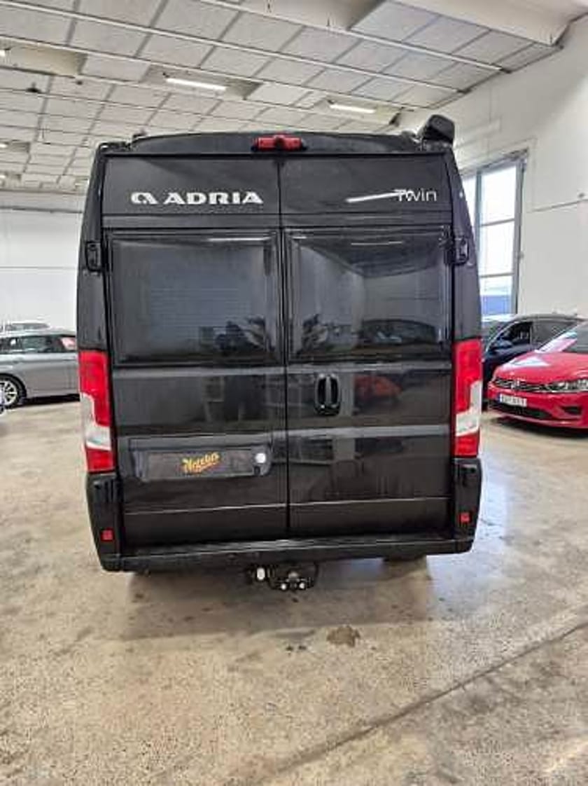 Bild 4 av Adria Mobil Twin 600 SUPREME SPB Plåtis Markis Drag 6 meter B-Kort Backkamer