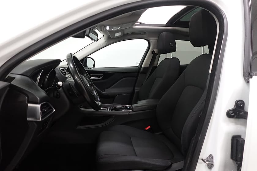 Bild 4 av Jaguar F-Pace 20d AWD Eur 6 Panorama Kamera Navi Meridian BT