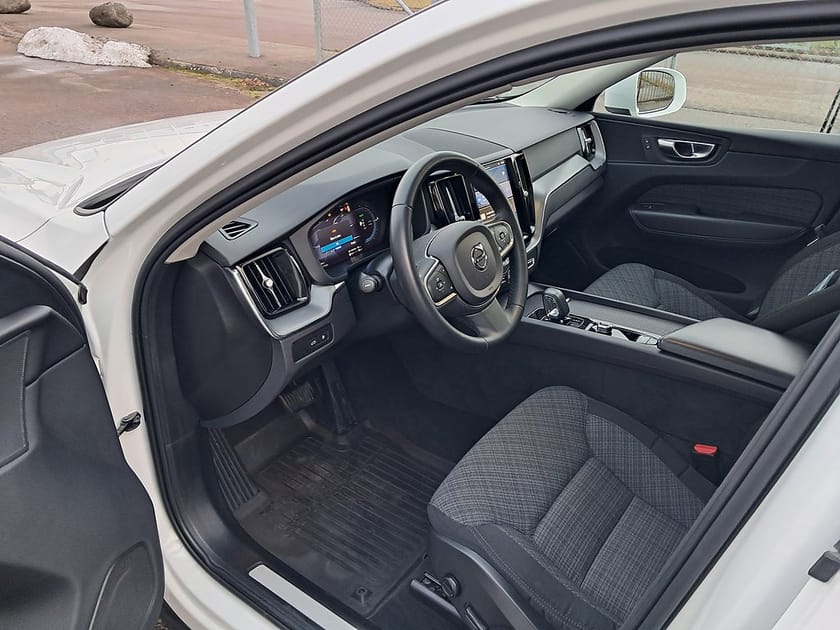 Bild 2 av Volvo XC60 T6 Recharge Core Edition plug in AWD 350HK 4x4 Panorama