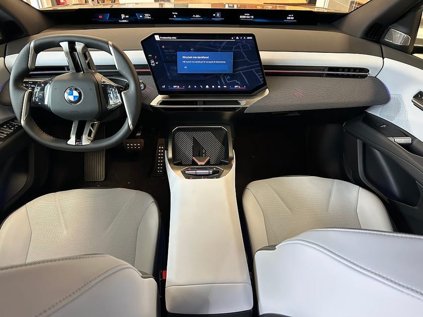 Bild 3 av BMW iX3 50 xDrive Fully Charged M Sport Edition Drag Head-Up