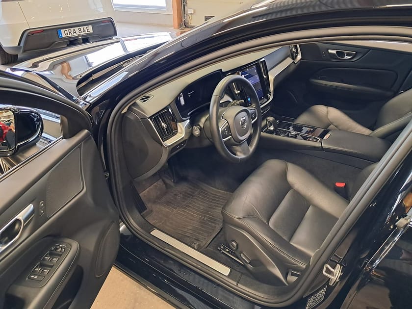 Bild 2 av Volvo V60 T6 Recharge Core Bright plug in AWD 350HK 4x4 Läder