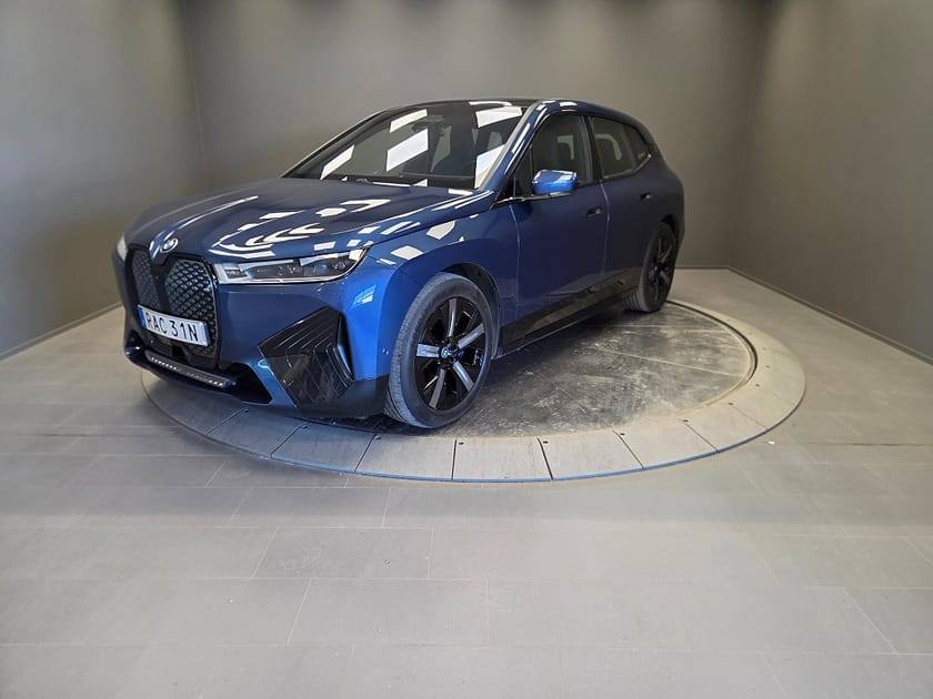Bild 1 av BMW iX xDrive50 Comfort, Sport line