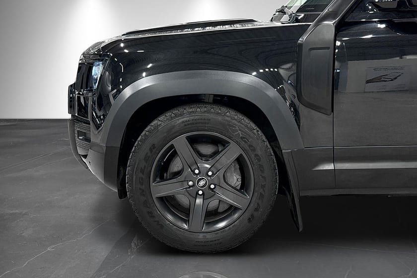 Bild 2 av Land Rover Defender P400e PHEV X-Dynamic Black Pack Moms Luftfjädring Pano