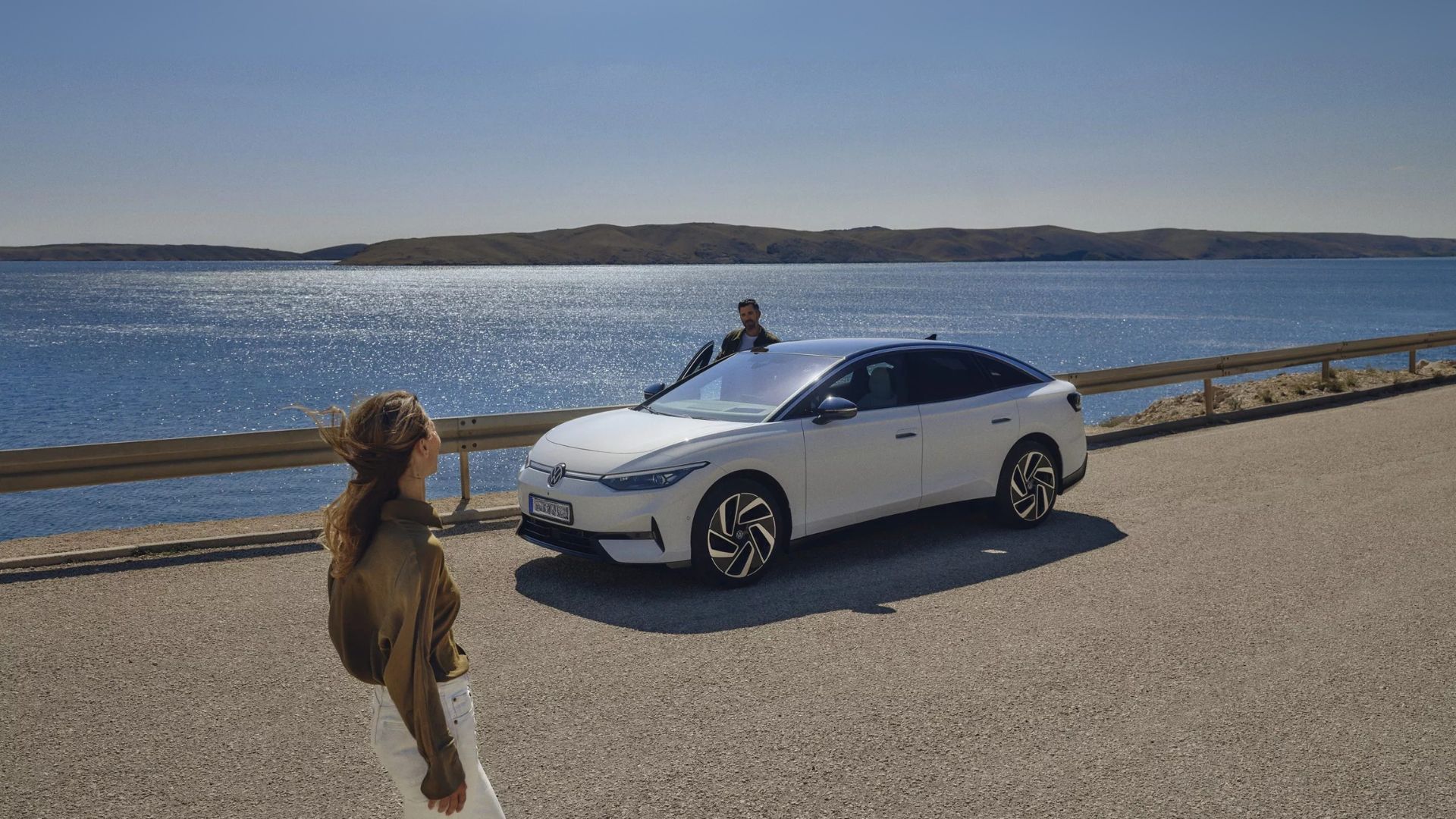 Vit volkswagen parkerad utomhus vid