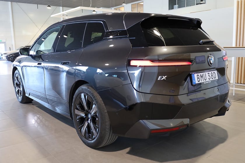 Bild 3 av BMW iX xDrive50 Comfort Pano H&K 360° Leasbar HUD Drag