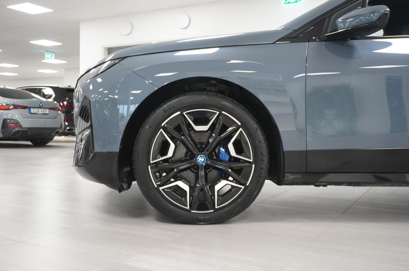 Bild 3 av BMW iX xDrive50 Sport Exclusive Innovation Comfort Drag Multistol hk