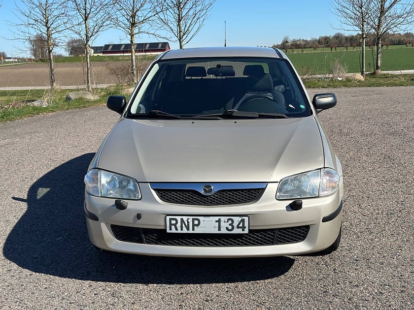 Bild 2 av Mazda 323F 3 23F 1.9 Lågmilare