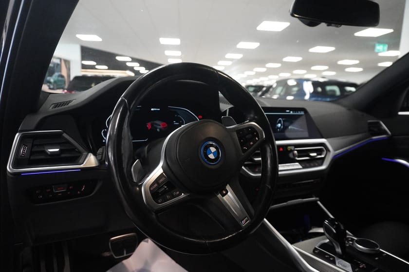 Bild 2 av BMW 330e xDrive Touring M-Sport Drag Kamera Rattvärme