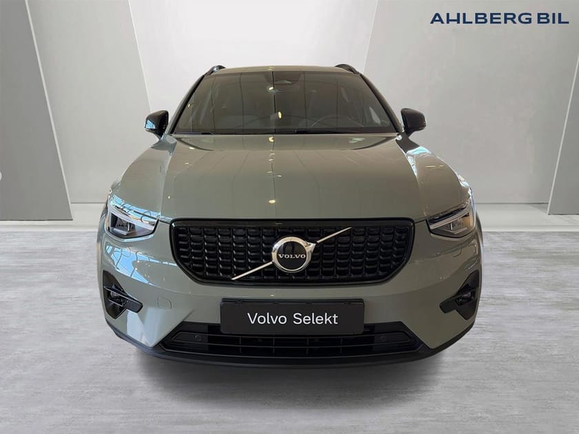 Bild 4 av Volvo XC40 B3 FWD Bensin Plus Dark, Klimatpaket, Förarstödpaket, Parkeringskamera Bak, Baklucka Elmanövrerad, Google Maps