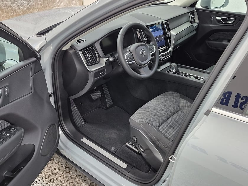 Bild 2 av Volvo XC60 Recharge Core Bright plug in AWD 350HK 4x4 Panorama