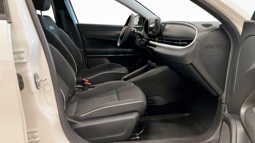 Bild 3 av Fiat 600 Hybrid eDCT, 101hk, |CARPLAY|