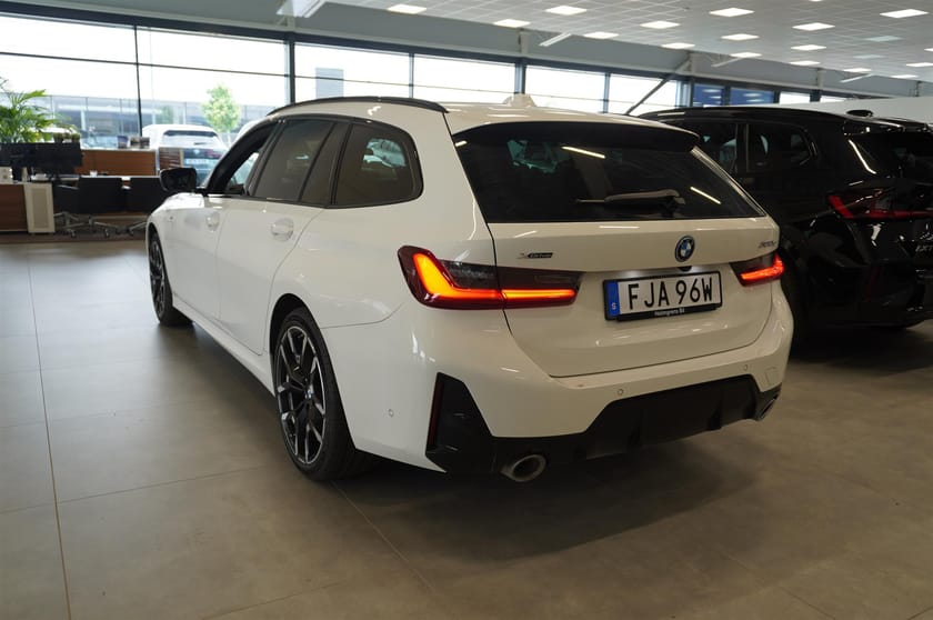 Bild 4 av BMW 330e xDrive Touring M-Sport Adaptiv F HiFi Backkamera Rattvärme 19