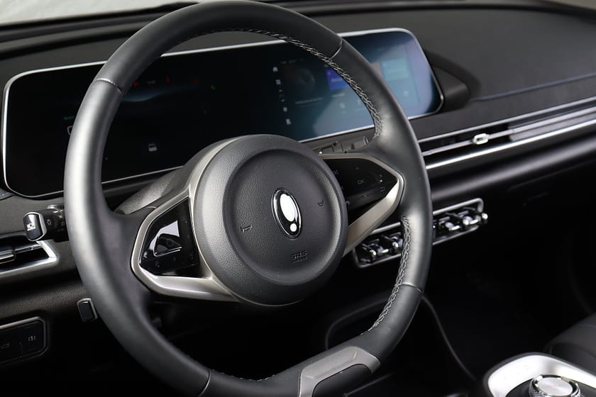 Bild 3 av ORA Funky Cat 300 Pro 48 kWh 171hk  V-hjul 360 kamera Navi