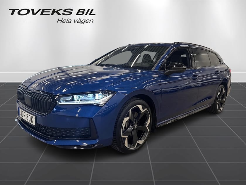 Bild 1 av Škoda Superb iV Kombi SPORTLINE 1,5 TSI 204 HK DSG Drag / Värmare / C