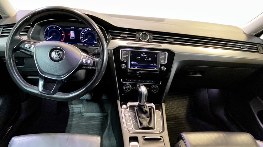 Bild 2 av Volkswagen Passat Sportscombi 2.0 TDI R-Line 4Motion Värmare/Drag