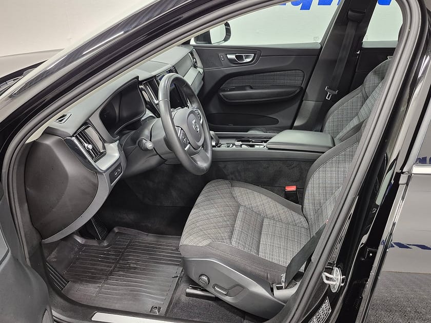 Bild 2 av Volvo XC60 T6 Recharge Core Bright plug in AWD 350HK 4x4 Panorama