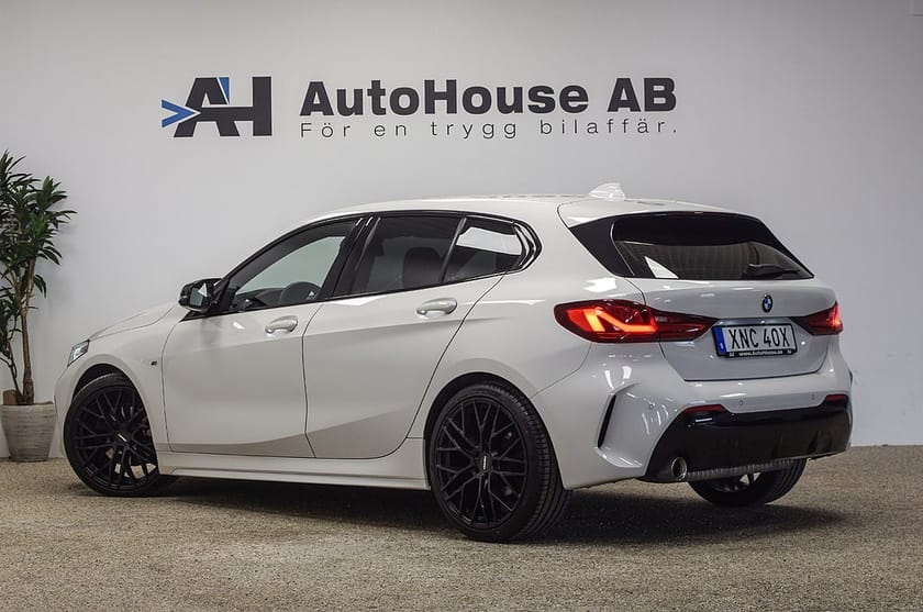 Bild 2 av BMW 118i M Sport Head Up Elstol Radarfart CarPlay Cockpit