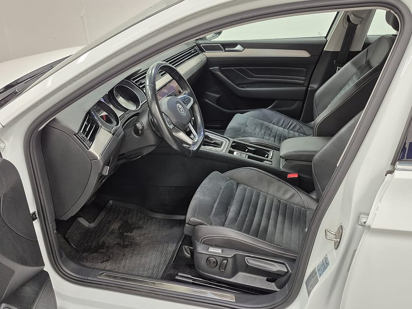 Bild 2 av Volkswagen Passat Sportscombi 4MOTION R-LINE TDI 190HK 4x4 Executive
