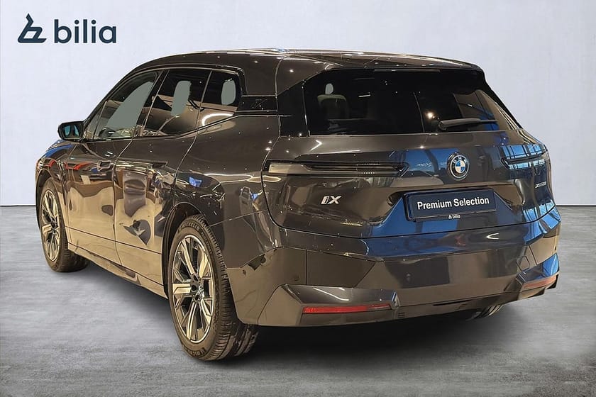 Bild 5 av BMW iX xDrive50 Sportpaket | Exclusive | Pano Sky | B&W | Drag