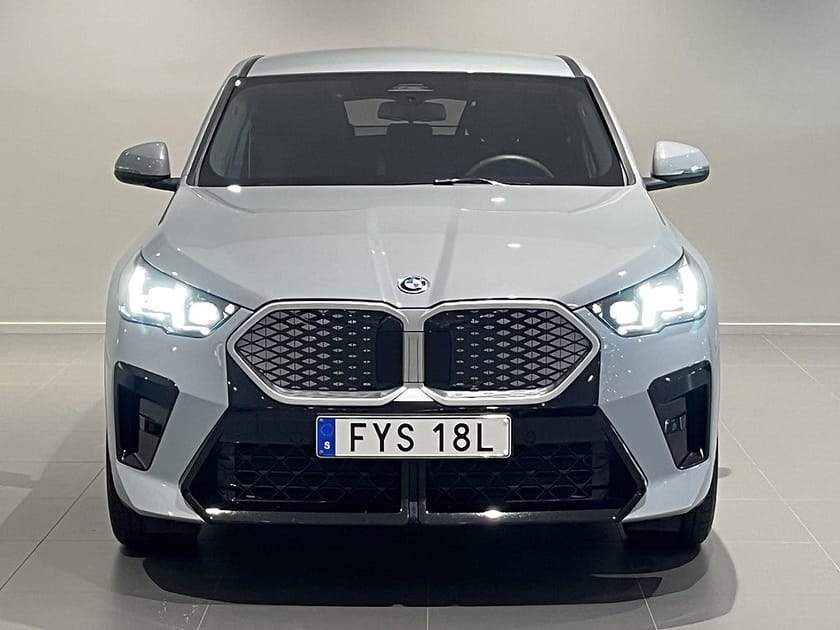 Bild 2 av BMW iX2 xDrive30 M Sport Drag Adpt Farth Sportstolar 19" Rattv.