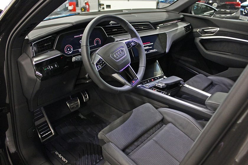 Bild 3 av Audi Q8 55 e-tron quattro S Line Panorama Drag 21 sport