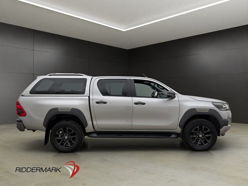 Bild 2 av Toyota Hilux Dubbelhytt Invincible 2.8 4WD Dragkrok JBL Diff Kåpa Moms