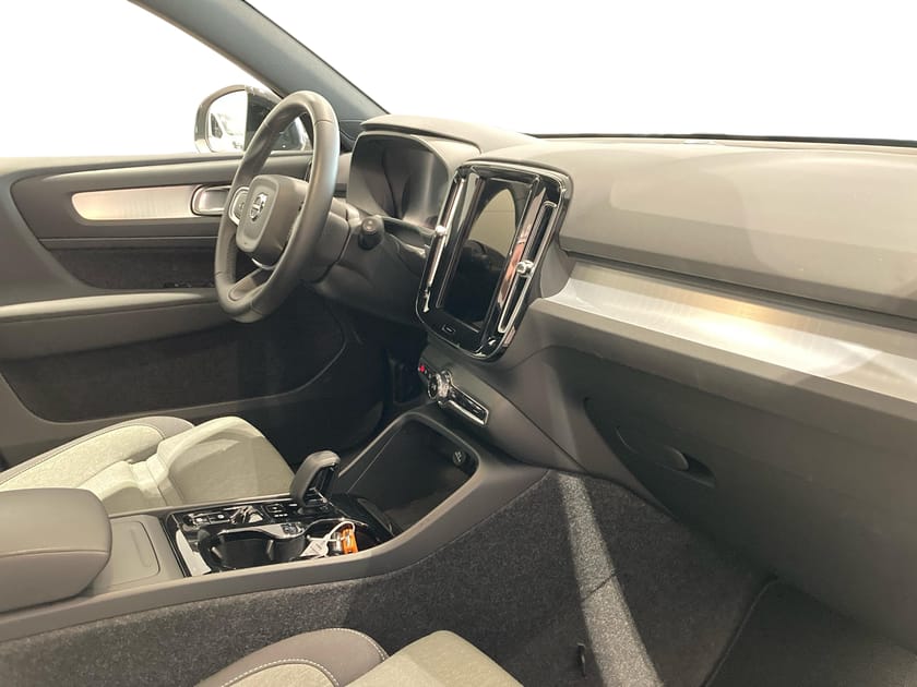 Bild 4 av Volvo XC40 B4 FWD Bensin Plus Dark