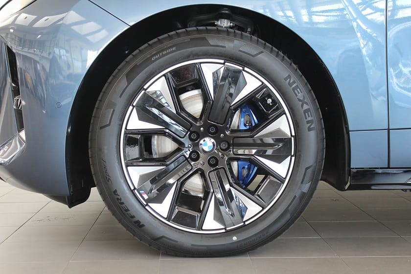 Bild 4 av BMW iX xDrive60 4,95 ränta M Sport Panorama H/K Dragkrok