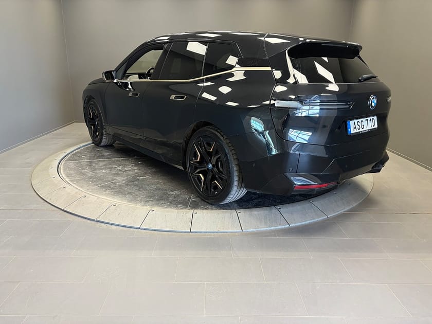 Bild 3 av BMW iX xDrive50 50 Comfort, Sportline LaserLight HK Ljud Dragkrok