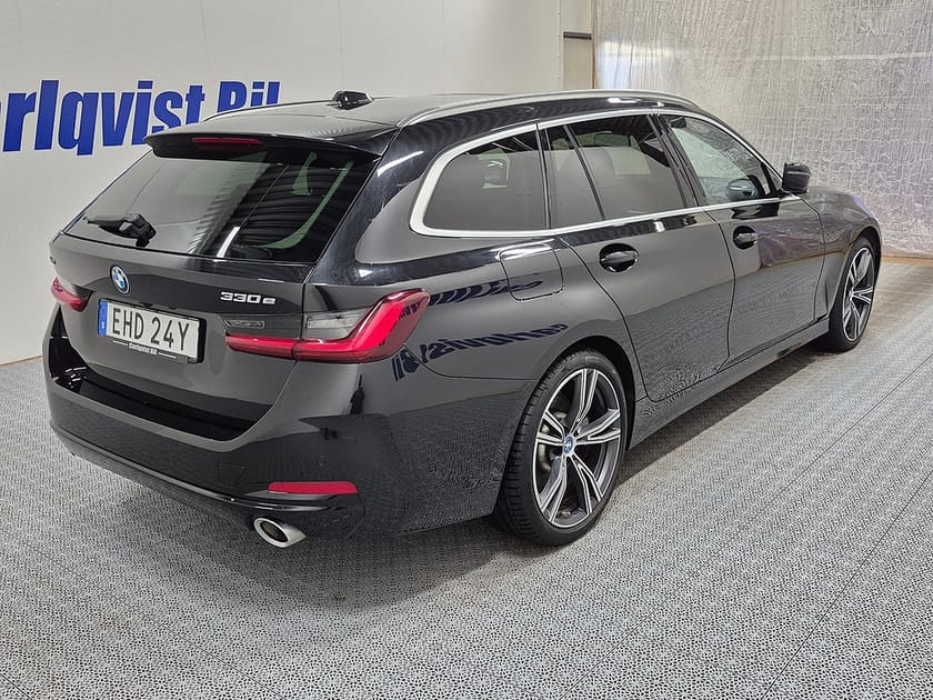 Bild 4 av BMW 330e xDrive Touring Plug in 292HK 4x4 Panorama Läder
