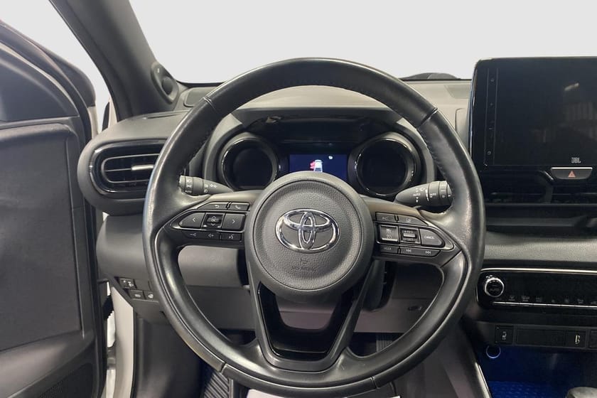 Bild 3 av Toyota Yaris Hybrid 1,5 5D STYLE BI-TONE, JBL, SÄKERHETSPAKET | Vinterhjul