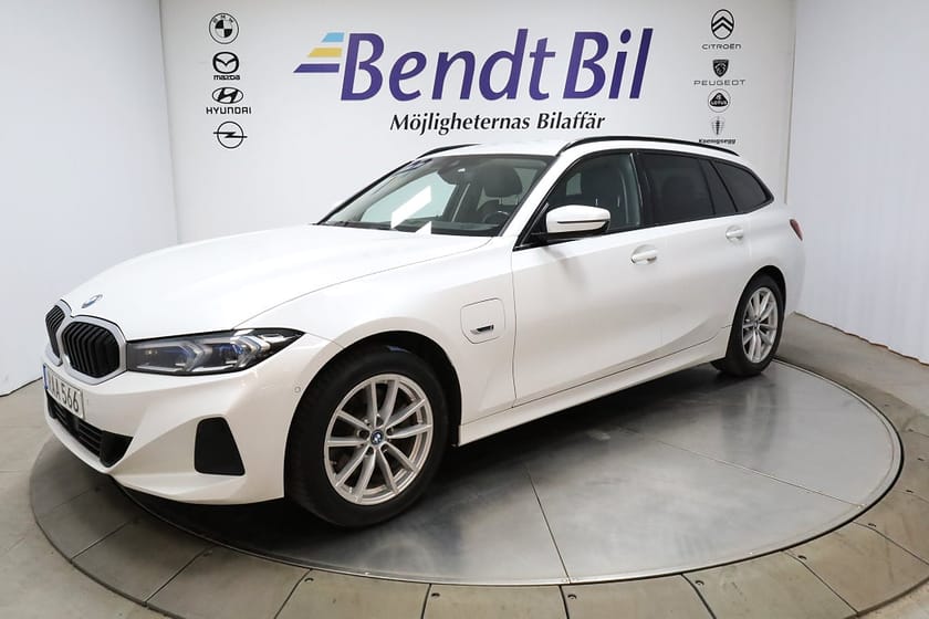 Bild 4 av BMW 330e xDrive Touring | Aktiv fartpilot | HUD | Rattvärme