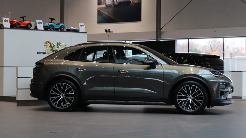 Bild 3 av Porsche Macan Turbo Electric / Burmester