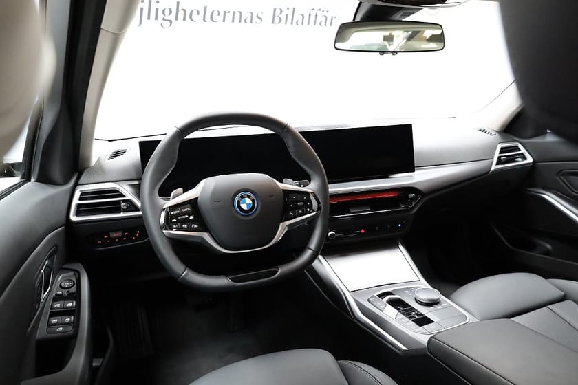 Bild 4 av BMW 330e xDrive Touring | Aktiv fartpilot | Dragkrok | Rattvärme