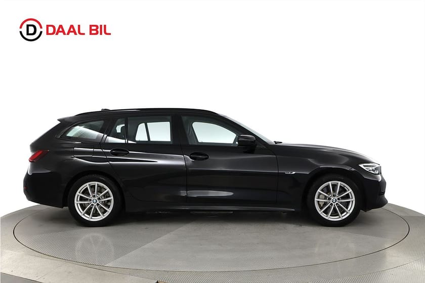 Bild 5 av BMW 330e xDrive Touring 292HK SPORT LINE NAVI COCKPIT PSENS