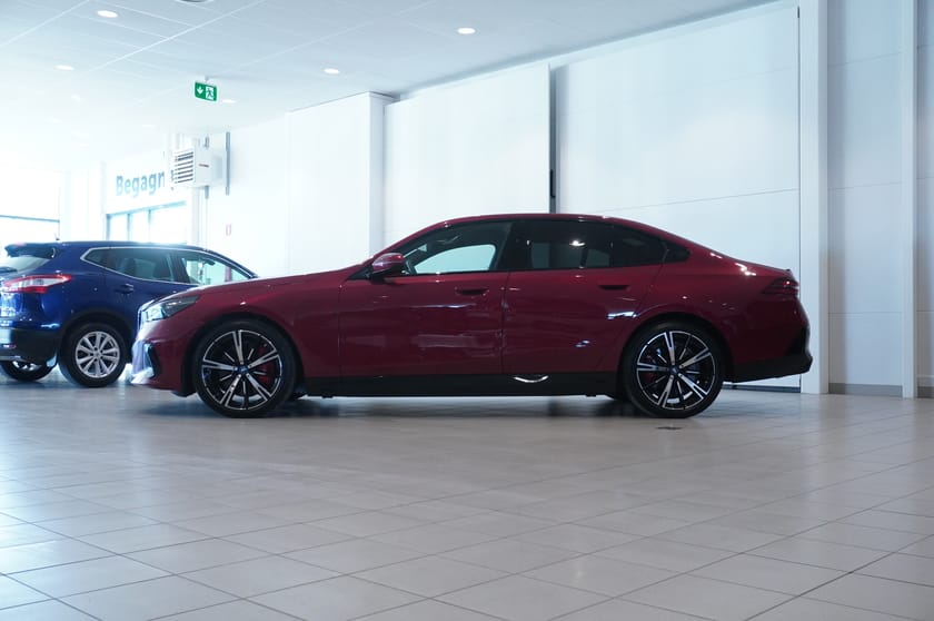 Bild 4 av BMW 550e xDrive Sedan M-Sport Pro B W Drag Panorama DAP