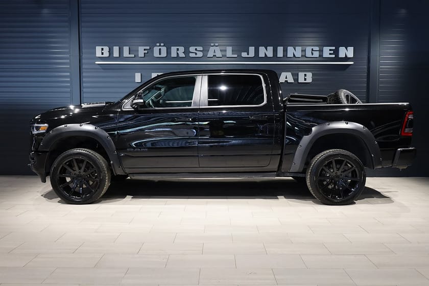 Bild 3 av RAM 1500 Crew Cab Dodge Limited Night 5.7 V8 Hemi 395hk Flaklock/SoV-hjul