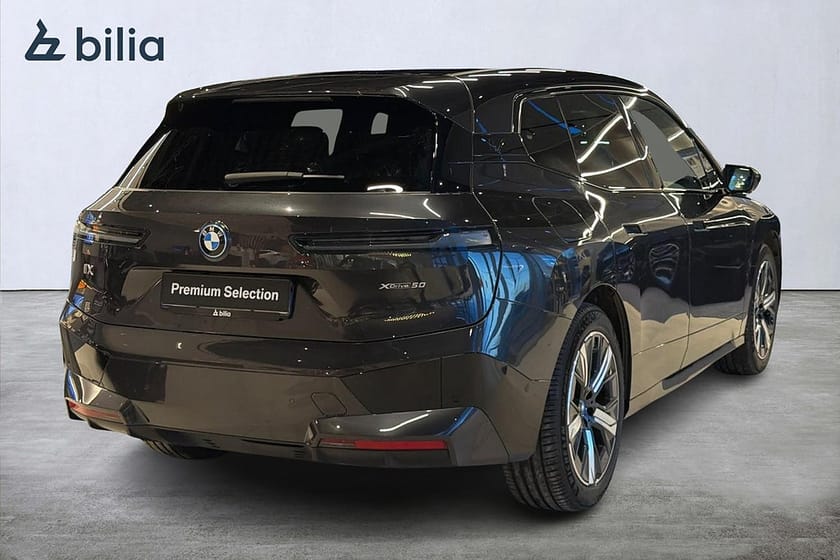 Bild 4 av BMW iX xDrive50 Sportpaket | Exclusive | Pano Sky | B&W | Drag