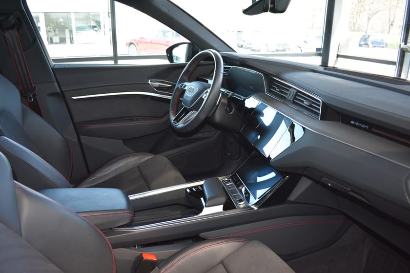 Bild 4 av Audi Q8 55 e-tron quattro 300 kW / 408 HK S-LINE EDITION