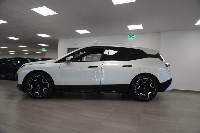 Bild 5 av BMW iX xDrive40 Sportpaket Innovation Exclusive Comfort Soft Drag hk