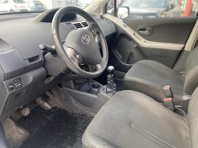 Bild 5 av Toyota Yaris 1,3 99 hk, nybes