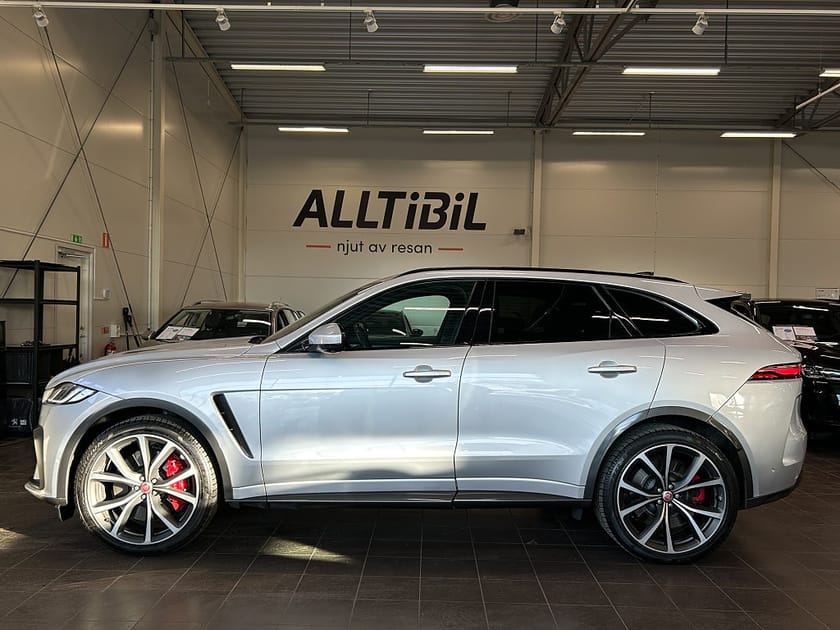 Bild 3 av Jaguar F-Pace SVR 5.0 V8 AWD 550HK 360/Pano/HuD/Skalstol/Drag/BLIS
