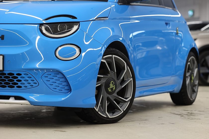 Bild 5 av Abarth 500e 155hk Scorpionissma Alcantara JBL Pano Poison Blue