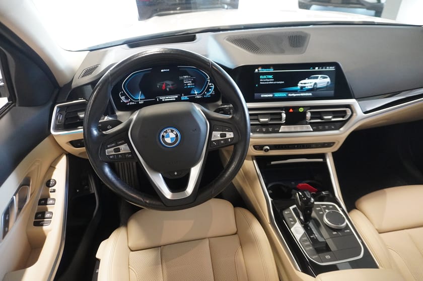 Bild 2 av BMW 330e xDrive Touring Sport Navi Headup Tonade Drag
