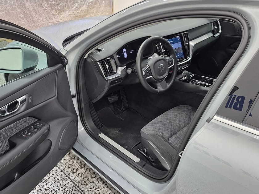 Bild 2 av Volvo V60 T6 Recharge Core Bright plug in AWD 350HK 4x4
